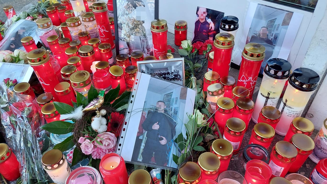Kerzen, Blumen, Fotos: Trauerbekundungen vor dem Haus, in dem der Tote lebte.