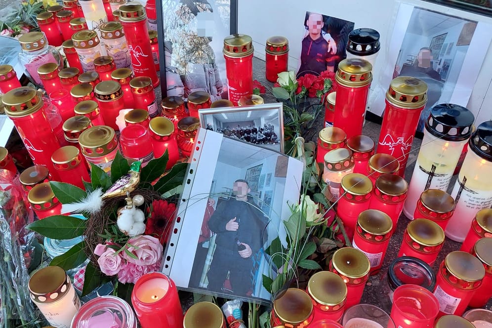 Kerzen, Blumen, Fotos: Trauerbekundungen vor dem Haus, in dem der Tote lebte.