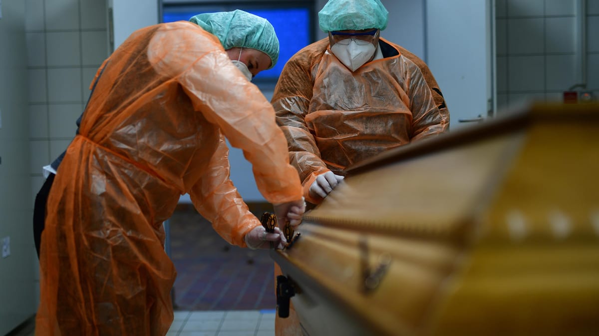 Frau findet Fußsohle von totem Mann in Socke