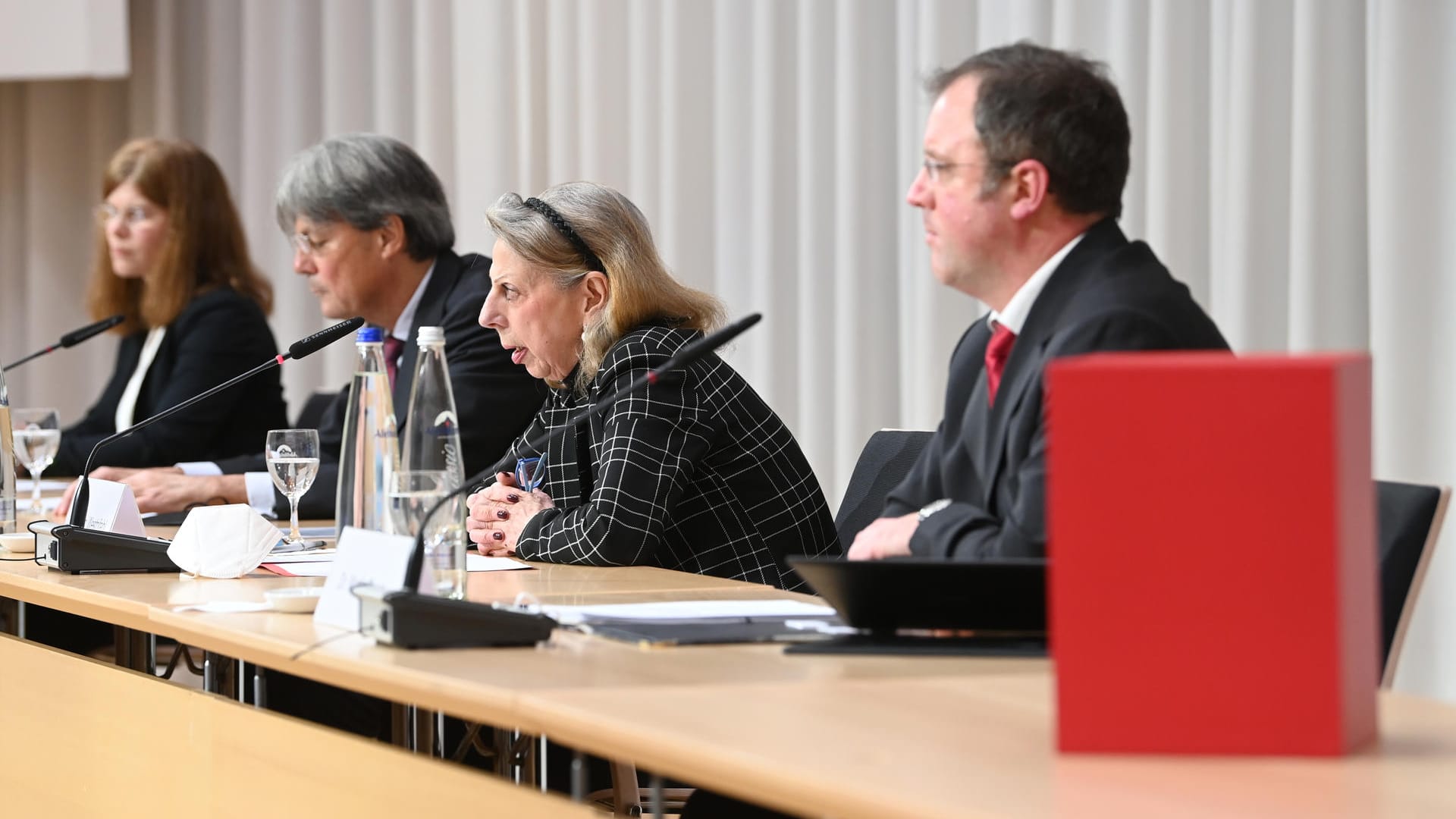 Barbara Leyendecker (l-r), Ulrich Wastl, Marion Westpfahl und Martin Pusch von der Münchner Anwaltskanzlei Westpfahl Spilker Wastl: Sie stellen das Gutachten zu sexuellem Missbrauch im Erzbistum München und Freising vor.