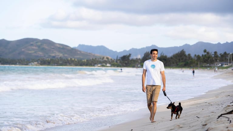 Kailua: Der Strand auf Hawaii lädt zu einem Spaziergang bei angenehmen Temperaturen ein.