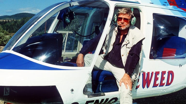 Kanada am 1. August 1993: Hardy Krüger war leidenschaftlicher Pilot und hier für seine Sendung "Weltenbummler" unterwegs.