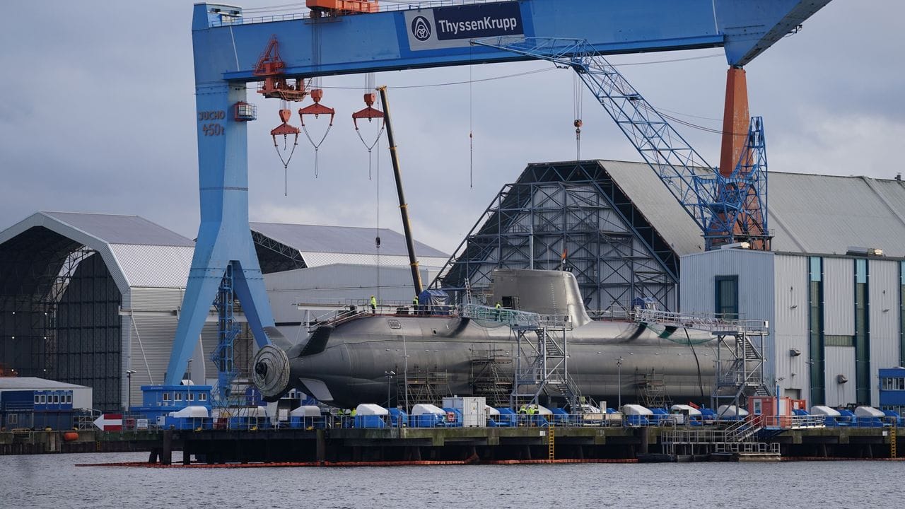Ein im Bau befindliches U-Boot liegt in der Werft von ThyssenKrupp Marine Systems in Kiel. Ein im Bau befindliches U-Boot liegt in der Werft von ThyssenKrupp Marine Systems in Kiel.