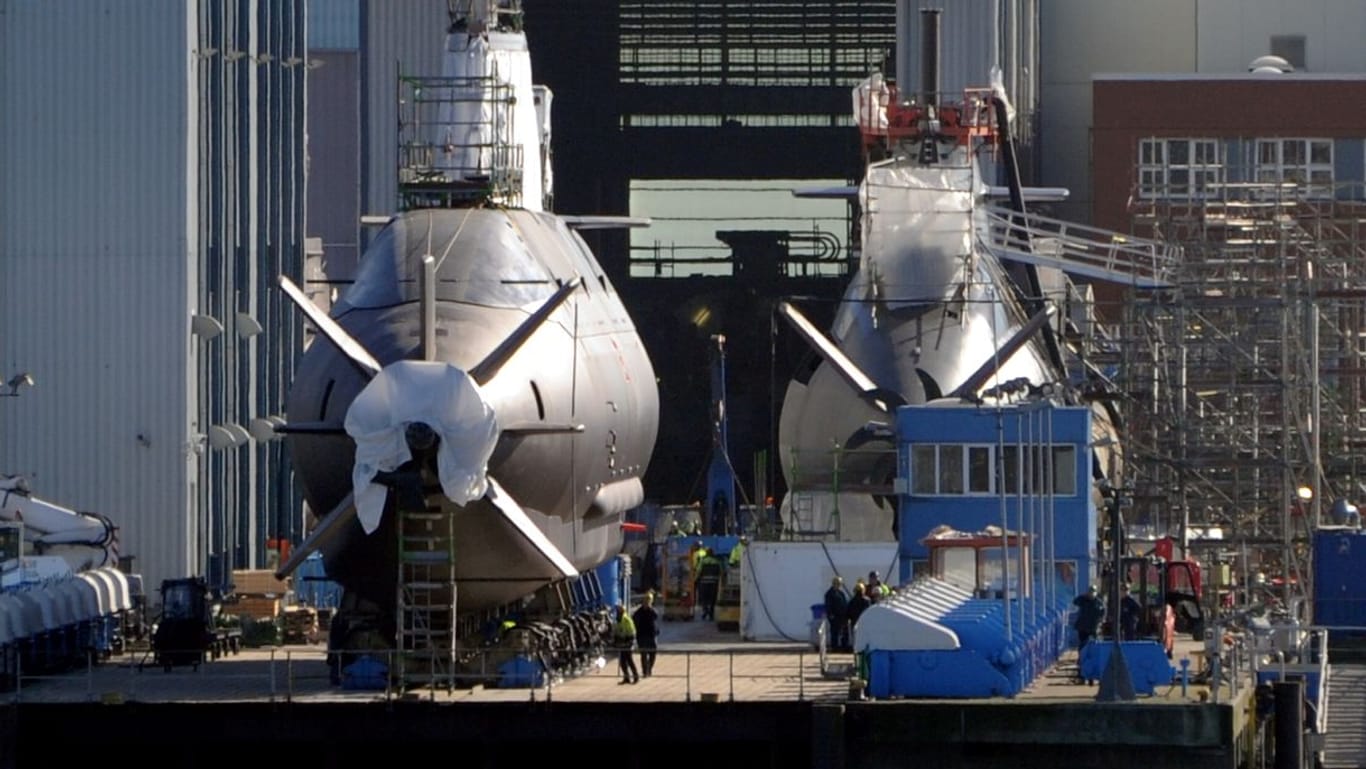 Auf dem Gelände der ThyssenKrupp Marine Systems GmbH in Kiel wird im März 2013 das U-Boot "Rahav" (l.