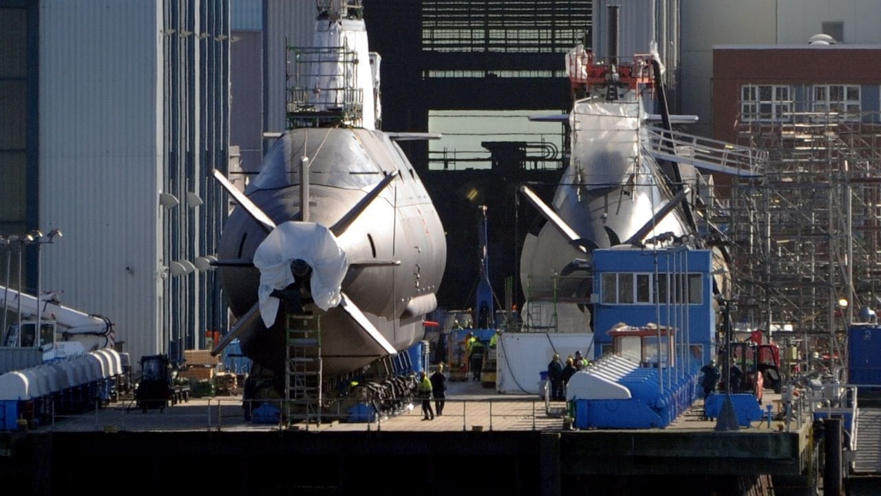 Auf dem Gelände der ThyssenKrupp Marine Systems GmbH in Kiel wird im März 2013 das U-Boot "Rahav" (l. Auf dem Gelände der ThyssenKrupp Marine Systems GmbH in Kiel wird im März 2013 das U-Boot "Rahav" (l.