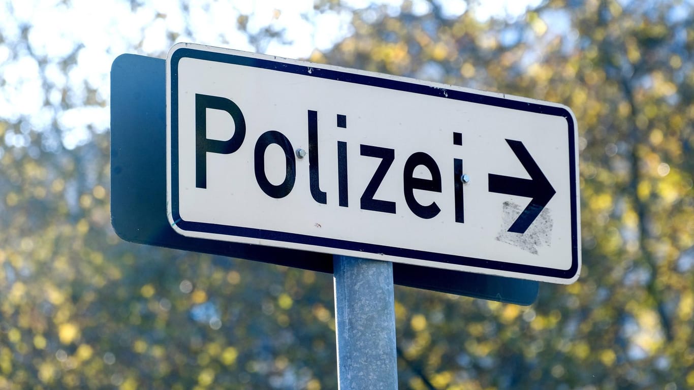 Hinweisschild Polizei (Symbolbild): Die Polizei zieht interne Konsequenzen nach Missbrauchsvorwürfen.
