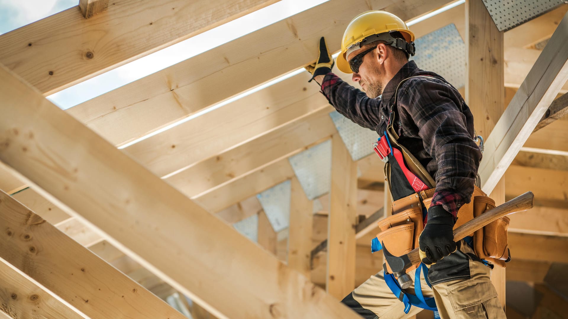 Arbeiter auf einer Baustelle (Symbolbild): Bauen wird 2022 teuer bleiben.