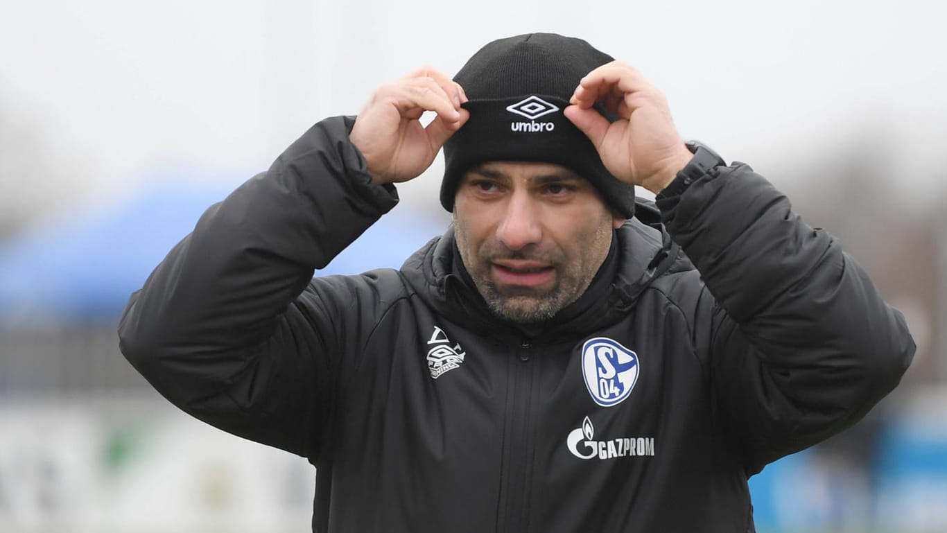 Am Dienstag verbreitete sich die Falschmeldung, Dimitrios Grammozis sei auf Schalke entlassen worden.