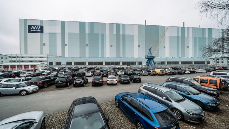 Der Parkplatz vor der Werft ist wieder gut gefüllt, denn während der Insolvenz können die Mitarbeiter nicht in Kurzarbeit gehen.
