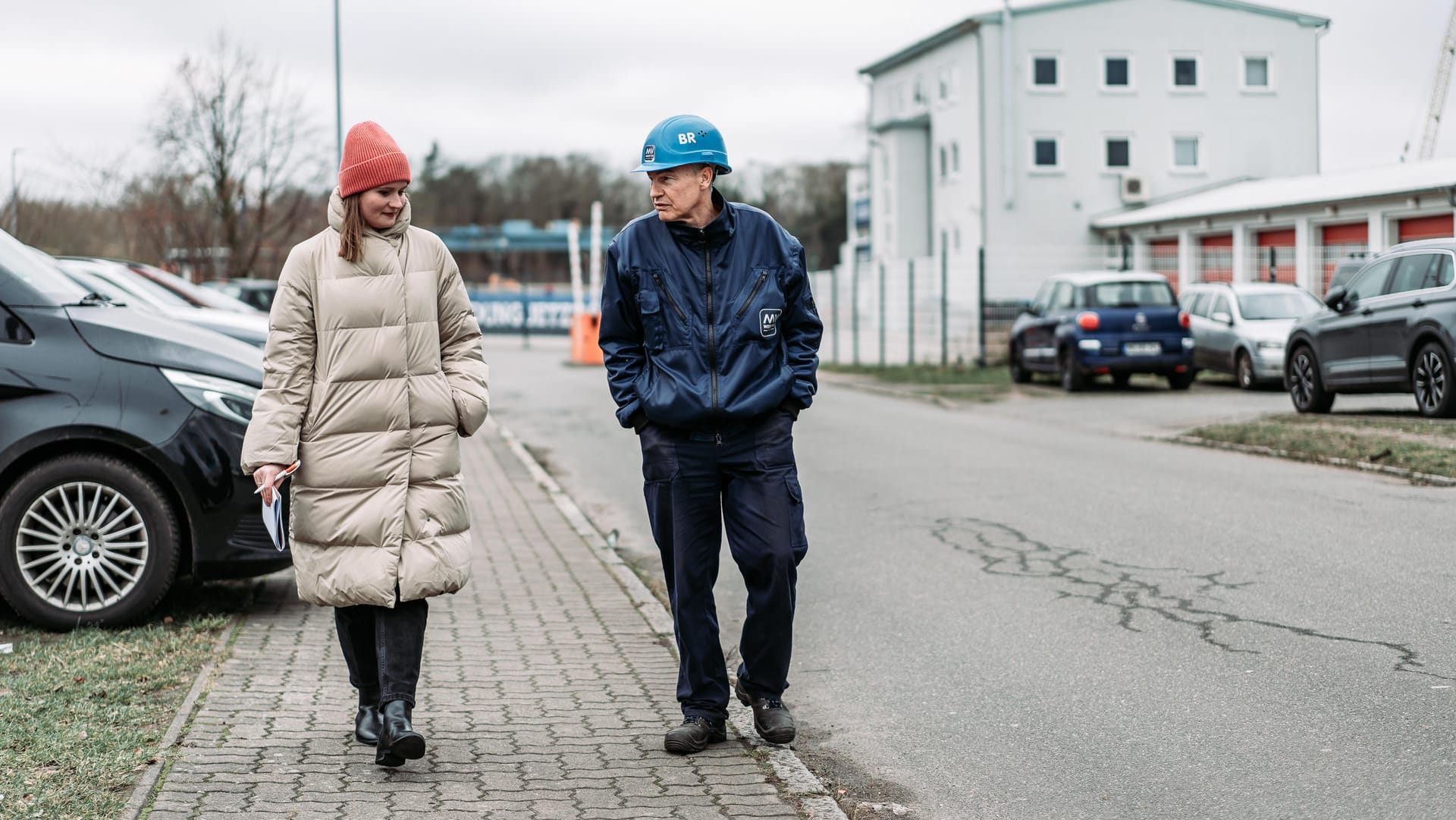 Einmal am Werksgelände entlang: t-online-Redakteurin Frederike Holewik im Gespräch mit Folko Manthey, Betriebsrat bei den MV Werften.