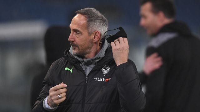 Gladbachs Trainer Adi Hütter ist nach dem DFB-Pokal-Aus gegen Hannover 96 mit der Situation unzufrieden. Gladbachs Trainer Adi Hütter ist nach dem DFB-Pokal-Aus gegen Hannover 96 mit der Situation unzufrieden.