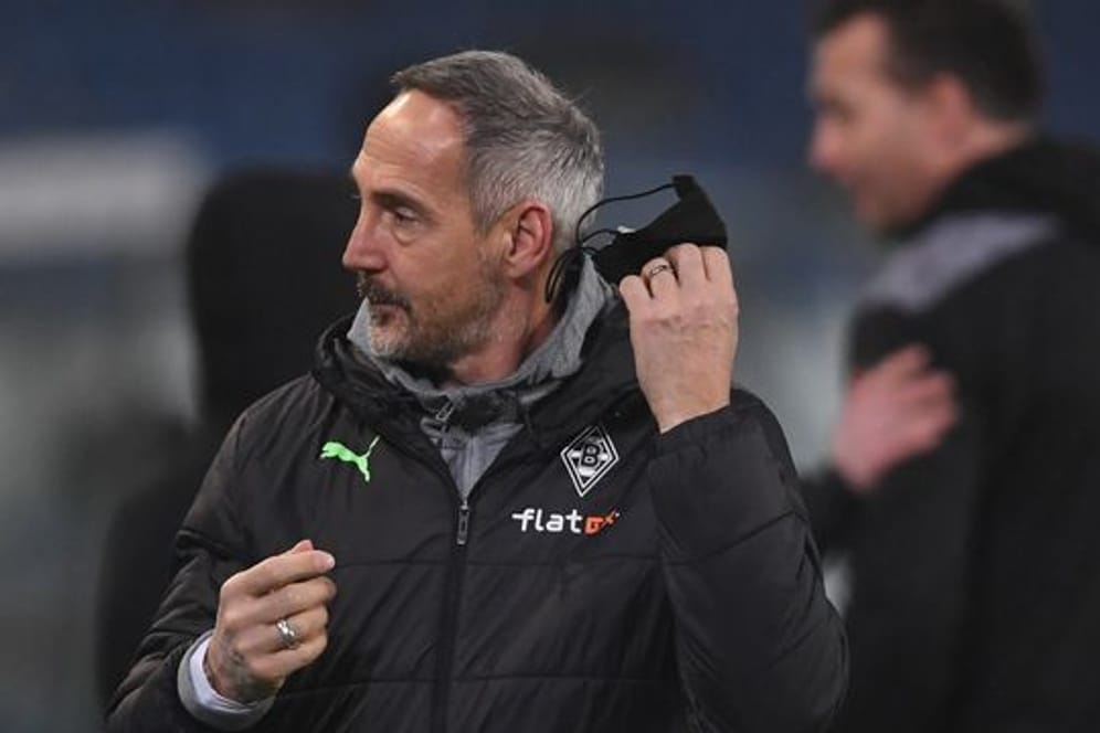 Gladbachs Trainer Adi Hütter ist nach dem DFB-Pokal-Aus gegen Hannover 96 mit der Situation unzufrieden.