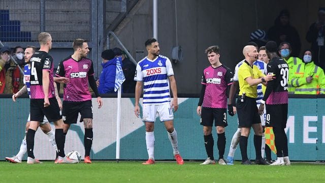Osnabrücks Aaron Opoku (r) spricht mit Schiedsrichter Nicolas Winter.