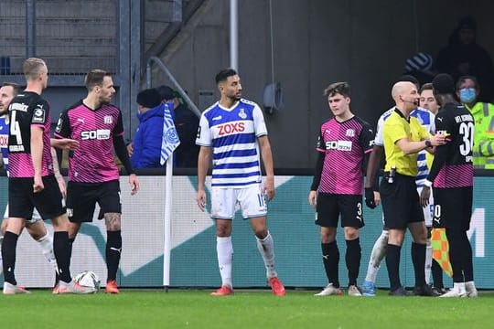 Osnabrücks Aaron Opoku (r) spricht mit Schiedsrichter Nicolas Winter.