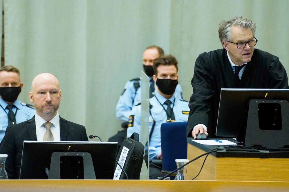 Der verurteilte Anders Behring Breivik (l) neben seinem Verteidiger: Die norwegische Staatsanwaltschaft will Breivik weiter eingesperrt lassen.