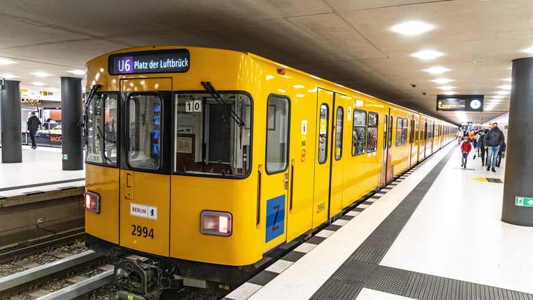 Eine Berliner U-Bahn der Linie U6 (Archivbild): Auch auf dieser Linie gibt es zu den Stoßzeiten eine veränderte Taktung.