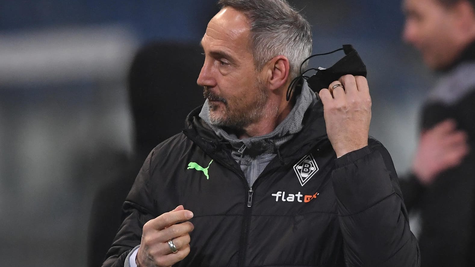 Weg mit der Maske: Der angefressene Gladbach-Trainer Adi Hütter beim 0:3 gegen Hannover 96.