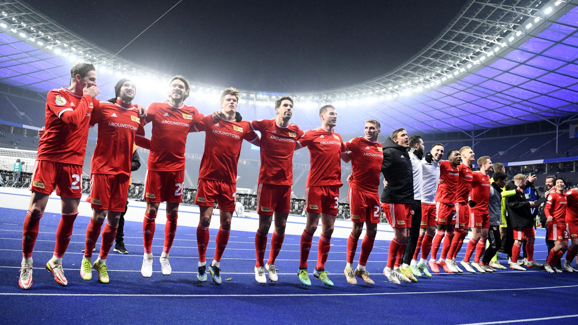 Im blau erleuchteten Berliner Olympiastadion jubeln nur die Roten von Union Berlin. Das ist eine von zahlreichen Überraschungen im Pokal.