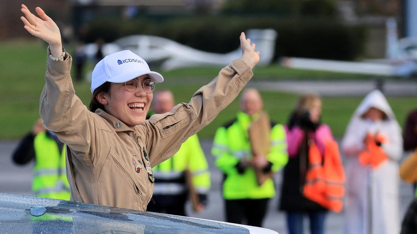 Zara Rutherford nach der Landung in Belgien: Sie hat als jüngste Pilotin die Welt umrundet.