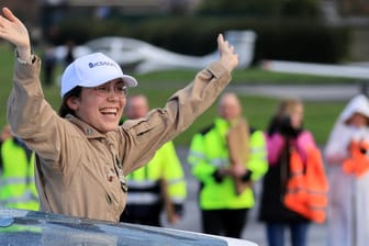 Zara Rutherford nach der Landung in Belgien: Sie hat als jüngste Pilotin die Welt umrundet.