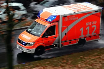 Rettungswagen der Berliner Feuerwehr auf Einsatzfahrt (Symbolbild): Zwei Passantinnen wurden bei einem Verkehrsunfall in Schöneberg schwer verletzt.