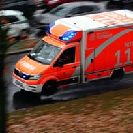 Rettungswagen der Berliner Feuerwehr auf Einsatzfahrt (Symbolbild): Zwei Passantinnen wurden bei einem Verkehrsunfall in Schöneberg schwer verletzt.