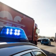 Polizeieinsatz auf der Autobahn (Symbolfoto): Die Polizei konnte den Betrunkenen erst nach einigen Kilometern stoppen.