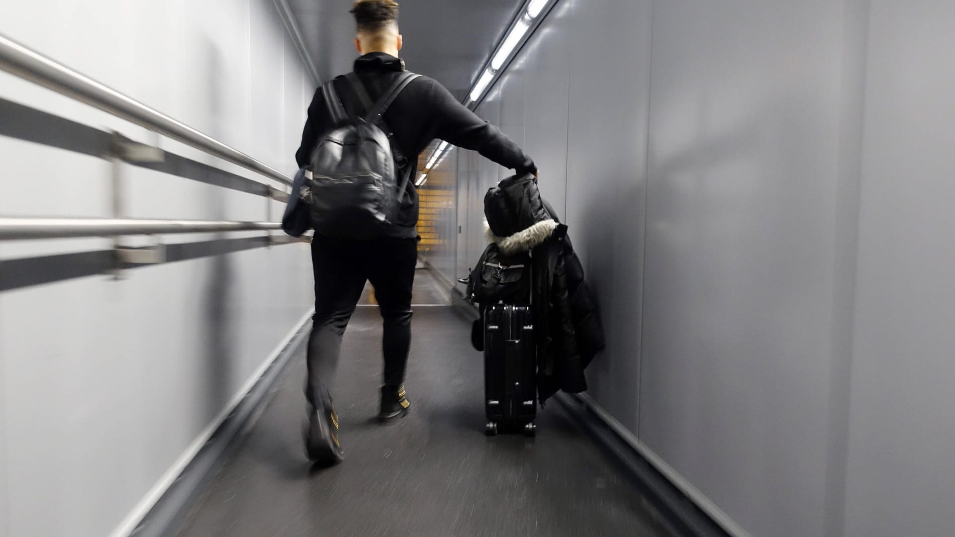 Kleiderordnung im Flugzeug: Fluggesellschaften können strenge Vorschriften haben und Passagiere abweisen.