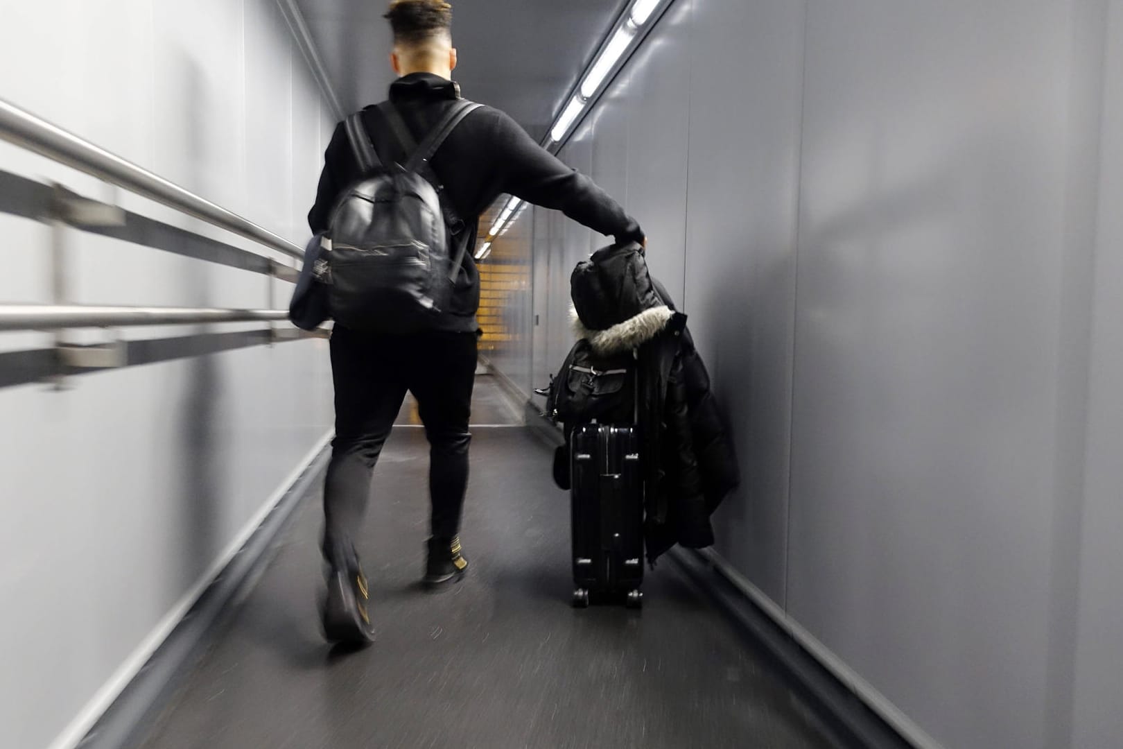 Kleiderordnung im Flugzeug: Fluggesellschaften können strenge Vorschriften haben und Passagiere abweisen.