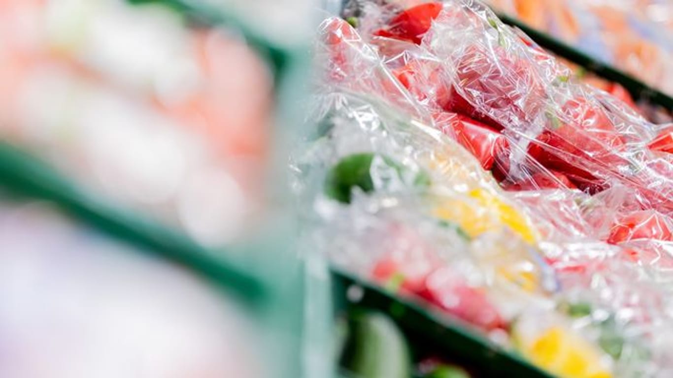 Die Deutsche Umwelthilfe kritisiert: In Supermärkten und Discountern entsteht immer noch zu viel Verpackungsmüll.