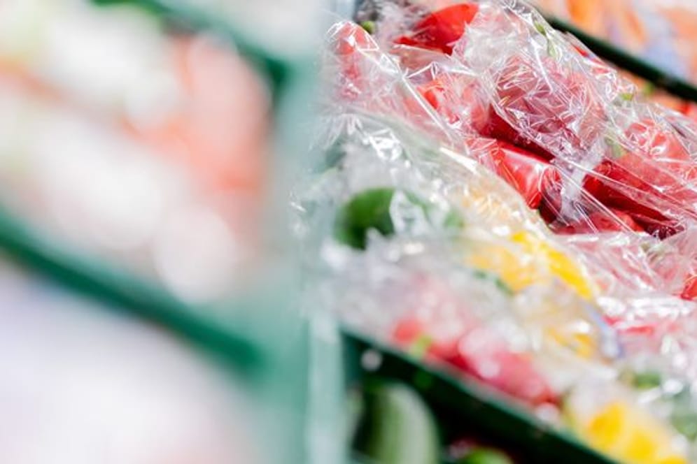 Die Deutsche Umwelthilfe kritisiert: In Supermärkten und Discountern entsteht immer noch zu viel Verpackungsmüll.