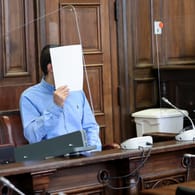 Der Angeklagte (l.) sitzt neben seinem Anwalt Haydar Güler im Gerichtssaal: Der 24-Jährige muss sich wegen Mordversuchs in zwei Fällen, Verbreitung pornografischer Inhalte und anderer Straftaten vor dem Landgericht Hamburg verantworten.