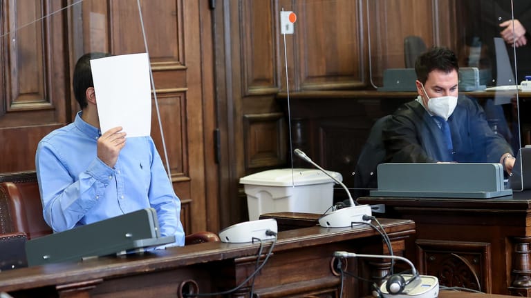 Der Angeklagte (l.) sitzt neben seinem Anwalt Haydar Güler im Gerichtssaal: Der 24-Jährige muss sich wegen Mordversuchs in zwei Fällen, Verbreitung pornografischer Inhalte und anderer Straftaten vor dem Landgericht Hamburg verantworten.