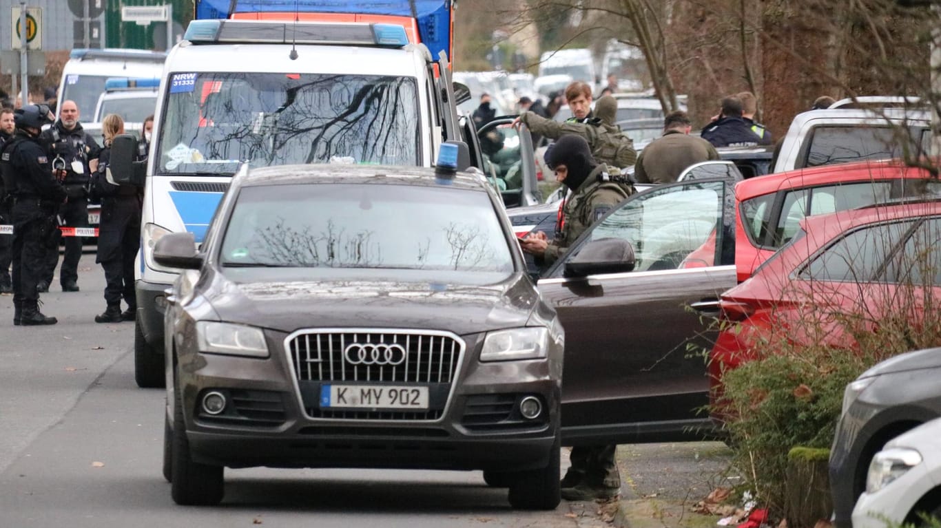SEK-Mitarbeiter in Bonn: Die Polizei war mit einem Großaufgebot vor Ort.