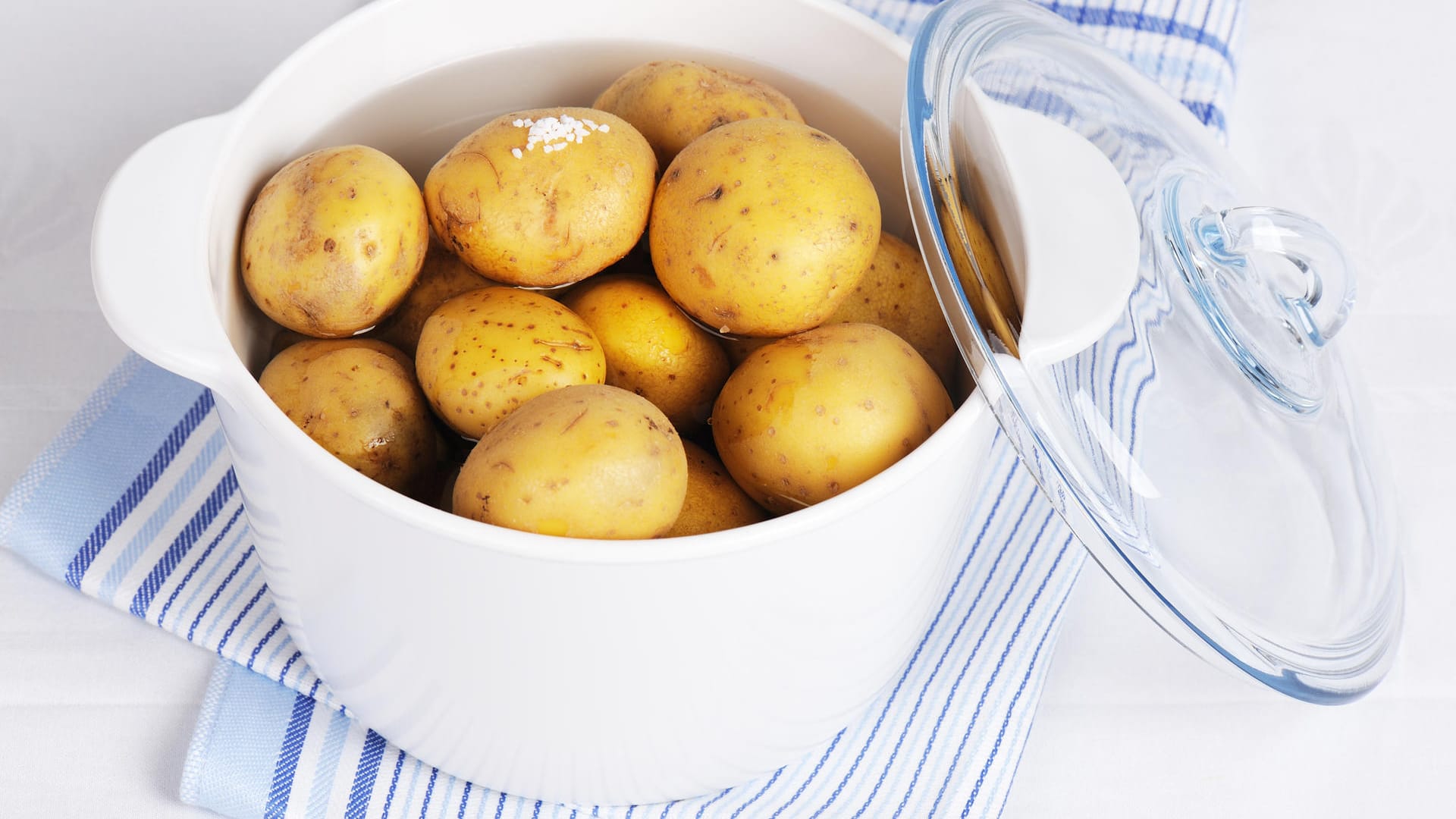 Schüssel mit gekochten Kartoffeln