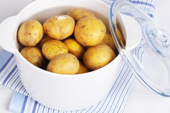 Schüssel mit gekochten Kartoffeln
