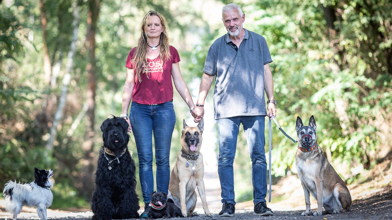 Familienfoto der Baumanns mit ihren Hunden: Thomas Baumann war lange im Polizeihundewesen aktiv. Er hält einen Richtungswechsel bei Ausbildungs- und Einsatzmethoden durchaus für machbar.