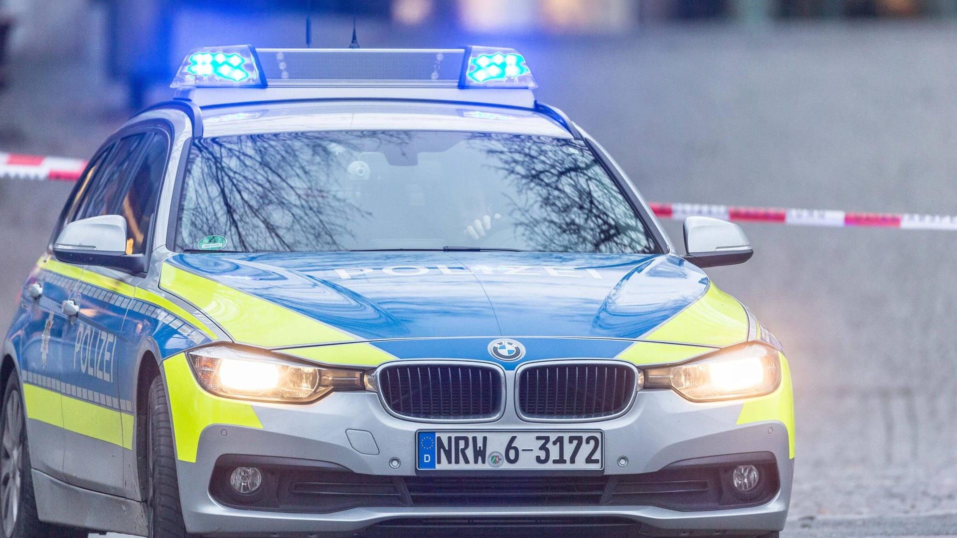 Ein Bochumer Streifenwagen im Einsatz (Archivbild): Die Polizei sucht zwei zwischen 30 und 35 Jahre alten Täter.