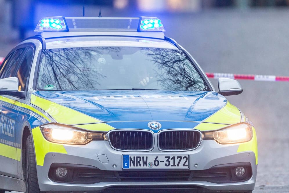 Ein Bochumer Streifenwagen im Einsatz (Archivbild): Die Polizei sucht zwei zwischen 30 und 35 Jahre alten Täter.