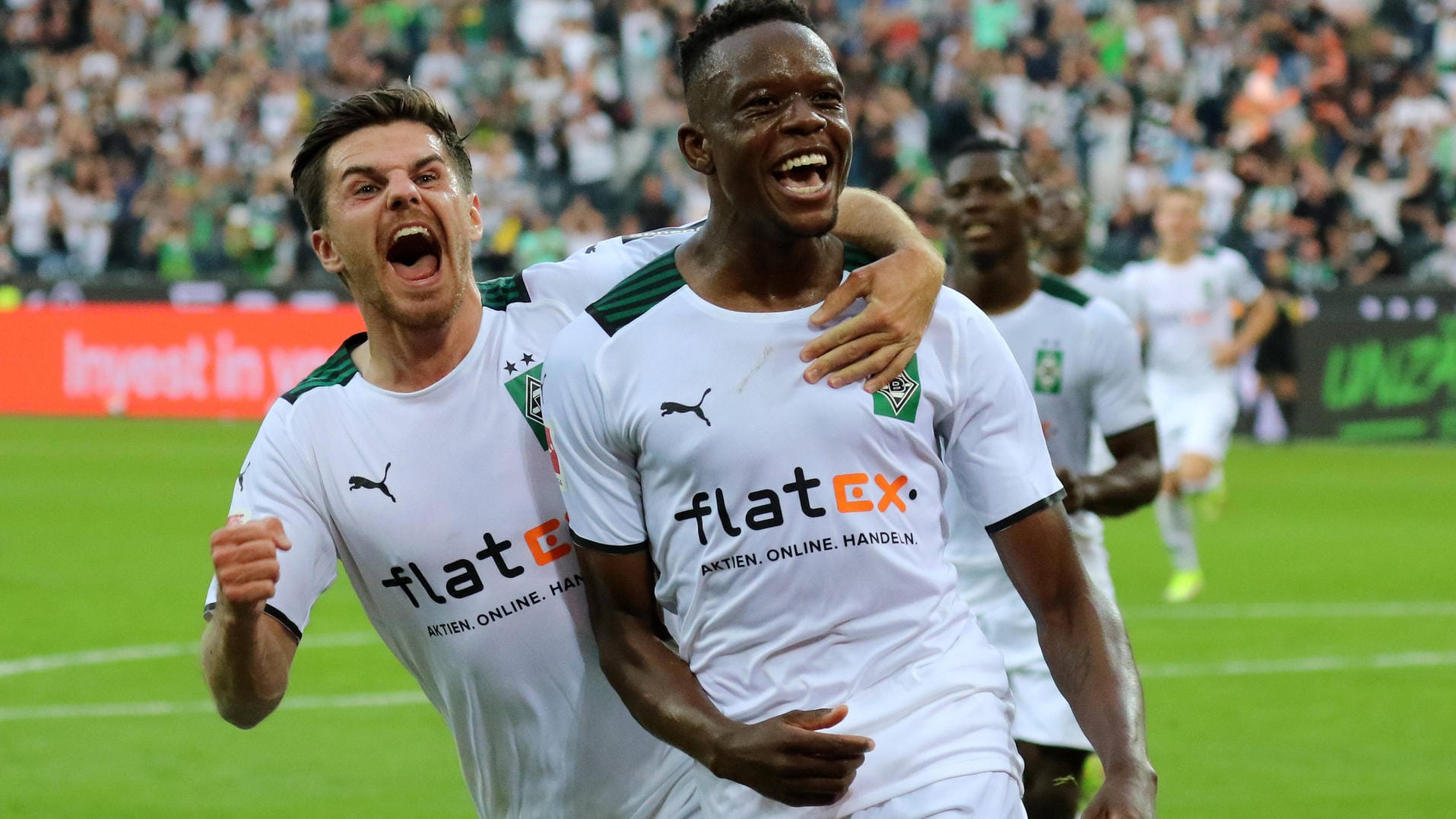 Denis Zakaria (r.) jubelt mit Teamkollege Jonas Hofmann. In der kommenden Saison wird Zakaria nicht mehr das Gladbach-Trikot tragen.