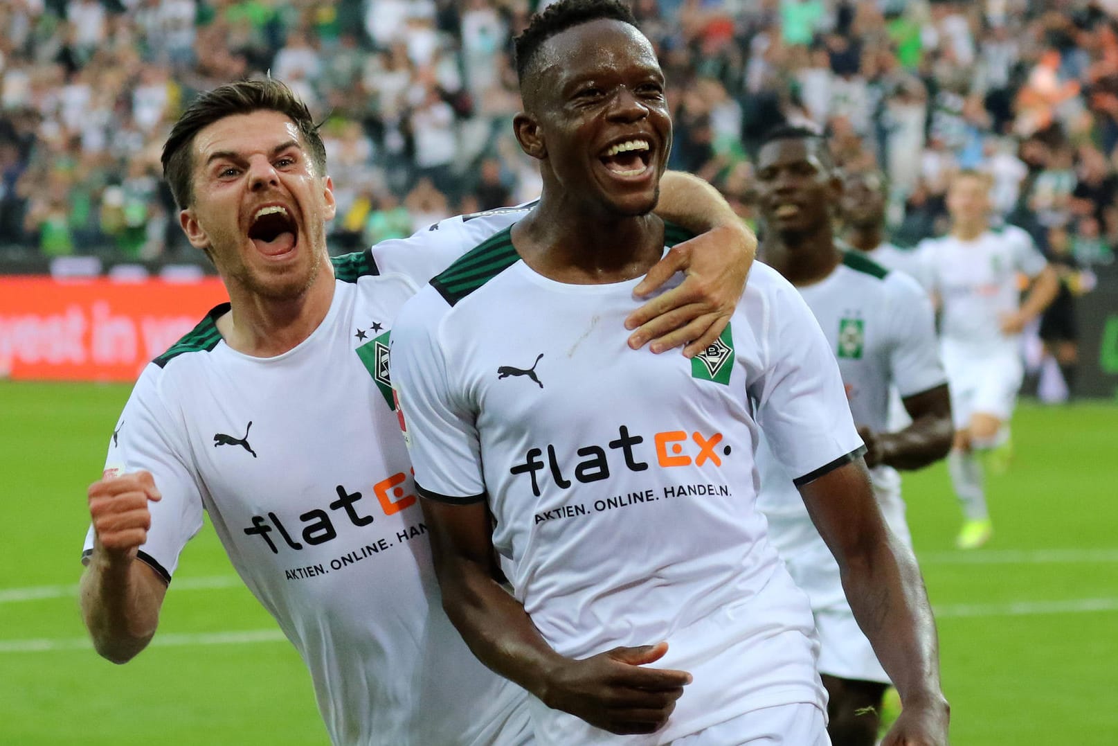 Denis Zakaria (r.) jubelt mit Teamkollege Jonas Hofmann. In der kommenden Saison wird Zakaria nicht mehr das Gladbach-Trikot tragen.