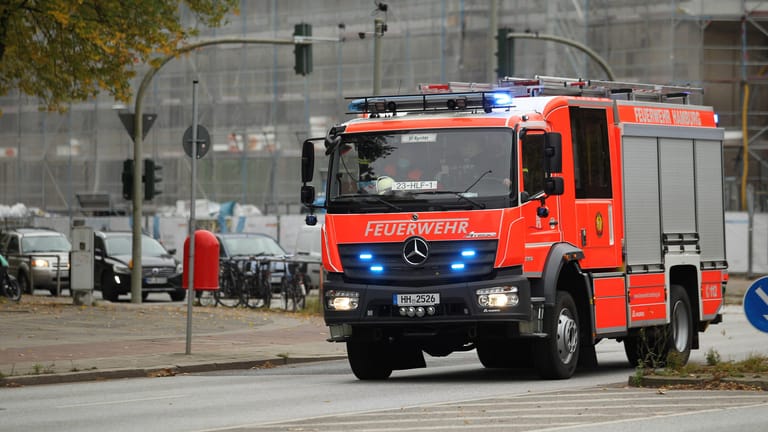 Ein Löschfahrzeug Feuerwehr auf dem Weg zu einem Einsatz (Archivbild): Bei einem Brand in eimen Bremer Pflegeheim kam ein Mensch ums Leben.