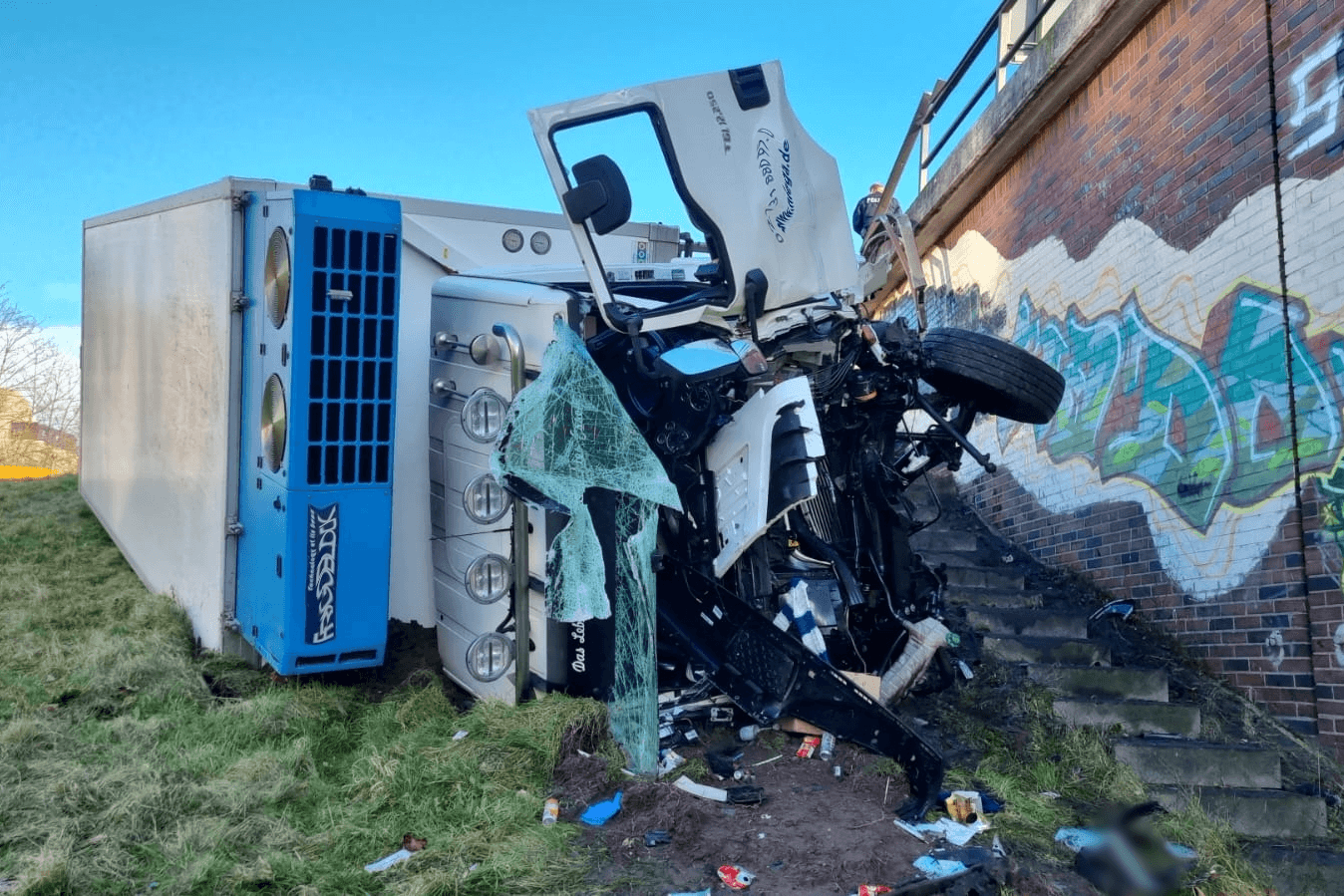 Verunglückter Kühllaster in NRW: Die beiden Insassen waren laut Feuerwehr zunächst in ihrem Wagen eingeschlossen.