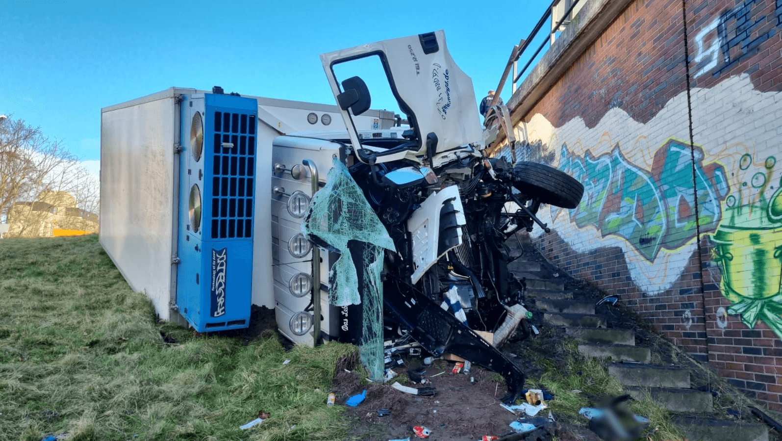 Verunglückter Kühllaster in NRW: Die beiden Insassen waren laut Feuerwehr zunächst in ihrem Wagen eingeschlossen.