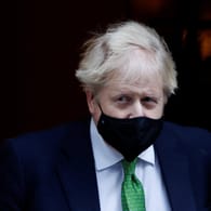 Boris Johnson am Mittwoch vor der Downing Street in London: Seine sechs Wochen alte Tochter Romy hat Covid-19.