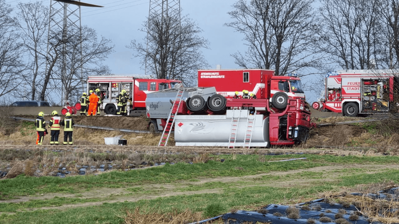 Unfall bei Dormagen: Die A57 musste am Donnerstag in beide Fahrtrichtungen gesperrt werden.