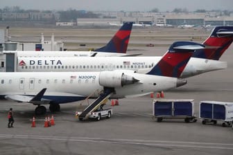 Delta Airlines: Bei falscher Kleiderordnung können Passagiere beim Einchecken abgewiesen werden.