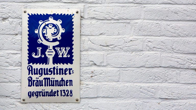 Ein Metallschild von Augustiner an einer Mauer (Symbolbild): Die Augustiner-Bräu Wagner KG ist die älteste noch bestehende Brauerei in München.