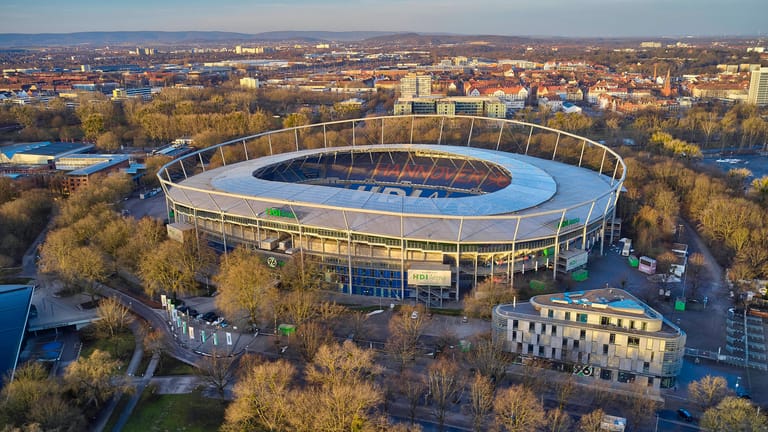 Luftbild der HDI Arena. (