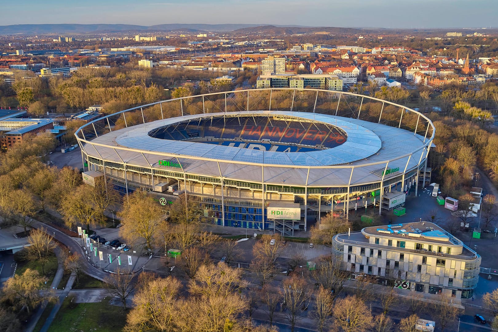 Luftbild der HDI Arena. (